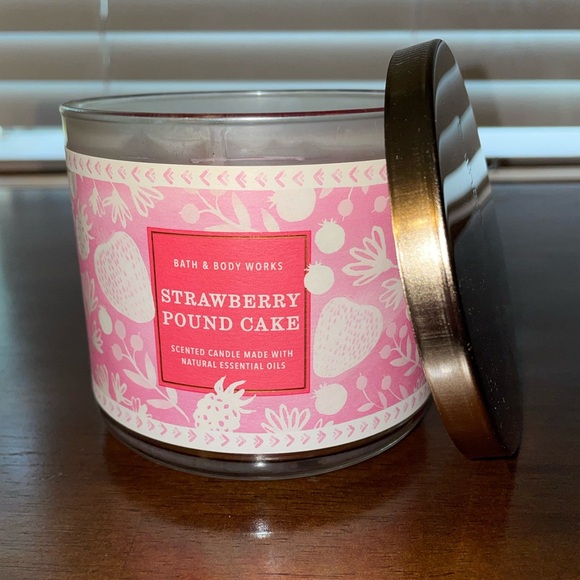 Bath & Body Works 3-wick candle - Picture 1 of 2